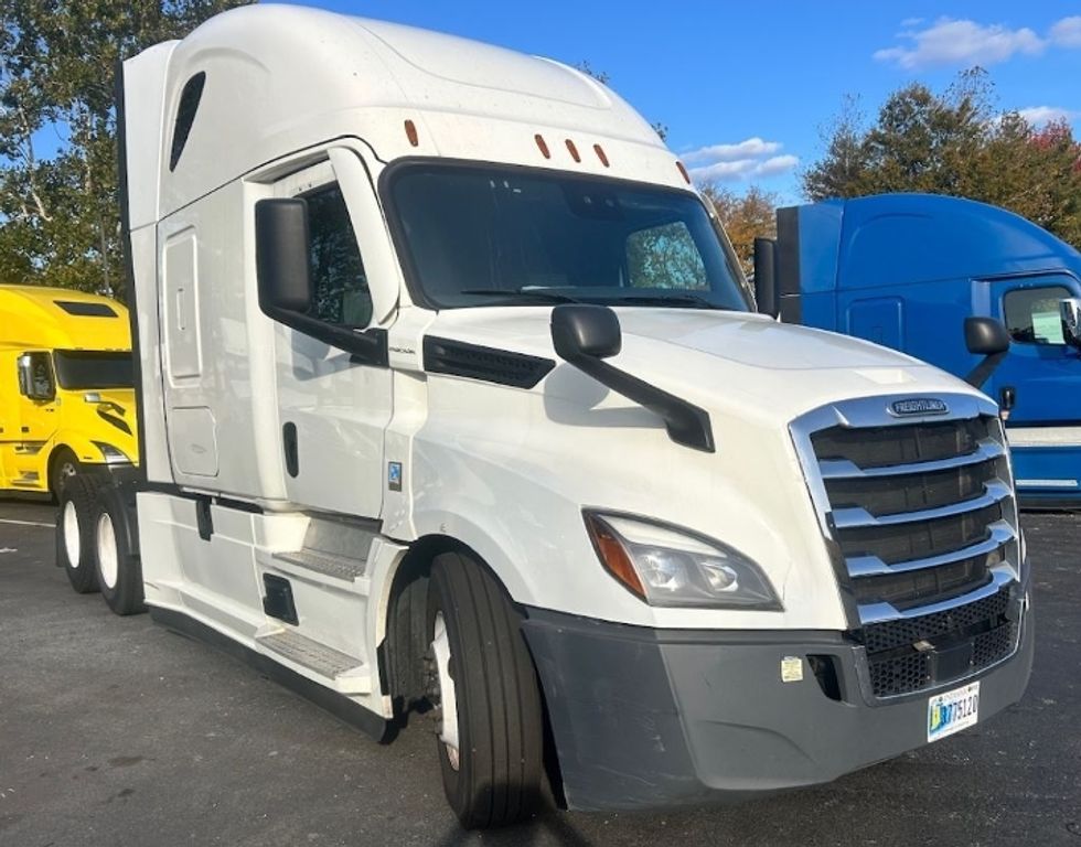 Sleeper Tractor-Heavy Duty Tractors-Freightliner-2021-T12664ST-Capitol Heights-MD-525,421\n\t\tmiles-$ 60,000 - Image 1