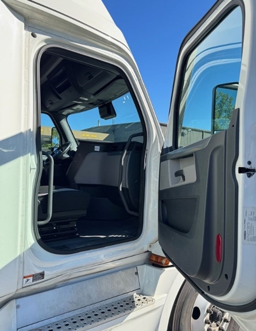 Sleeper Tractor-Heavy Duty Tractors-Freightliner-2021-T12664ST-Capitol Heights-MD-525,421\n\t\tmiles-$ 60,000 - Image 13