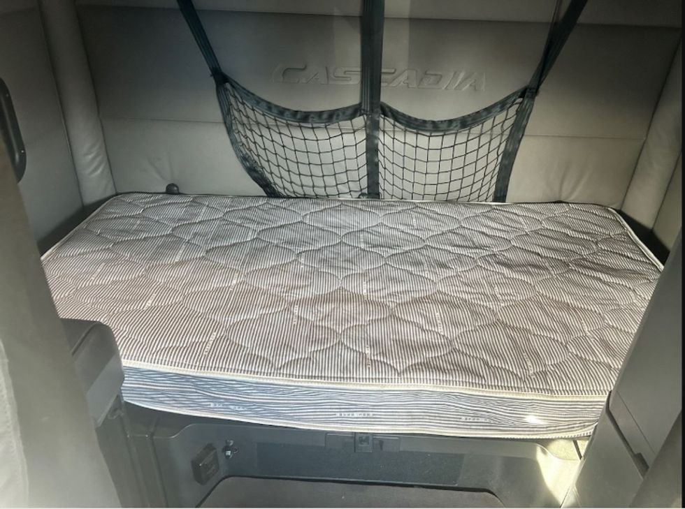 Sleeper Tractor-Heavy Duty Tractors-Freightliner-2021-T12664ST-Capitol Heights-MD-525,421\n\t\tmiles-$ 60,000 - Image 16