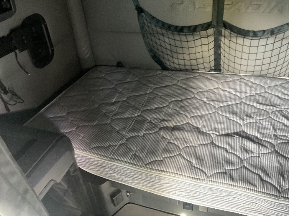 Sleeper Tractor-Heavy Duty Tractors-Freightliner-2021-T12664ST-Capitol Heights-MD-525,421\n\t\tmiles-$ 60,000 - Image 17