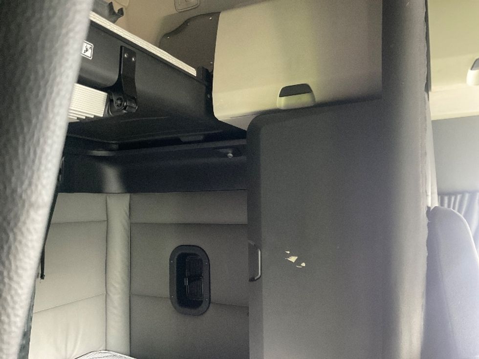 Sleeper Tractor-Heavy Duty Tractors-Freightliner-2021-T12664ST-Capitol Heights-MD-525,421\n\t\tmiles-$ 60,000 - Image 18