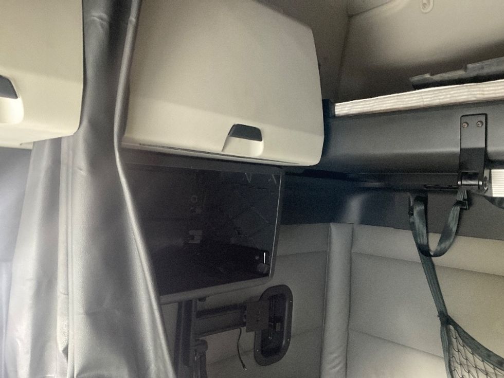 Sleeper Tractor-Heavy Duty Tractors-Freightliner-2021-T12664ST-Capitol Heights-MD-525,421\n\t\tmiles-$ 60,000 - Image 19