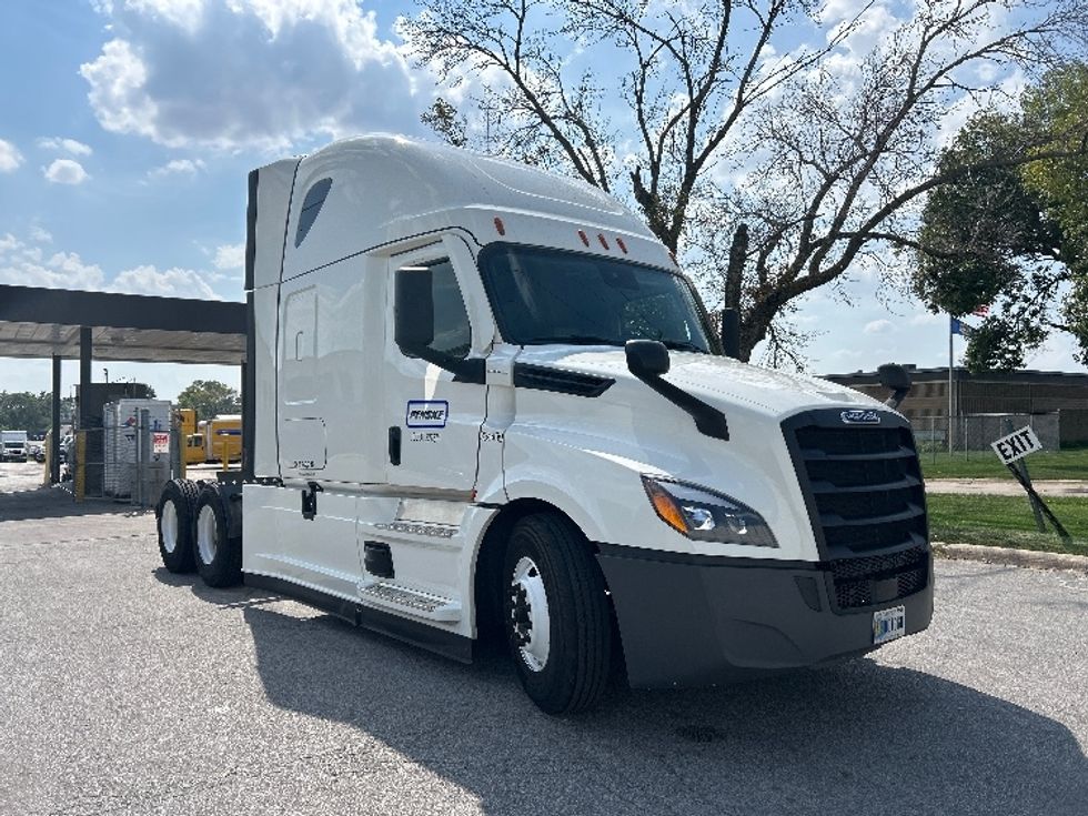 Sleeper Tractor-Heavy Duty Tractors-Freightliner-2021-T12664ST-Capitol Heights-MD-616,904\n\t\tmiles-$ 52,250 - Image 1
