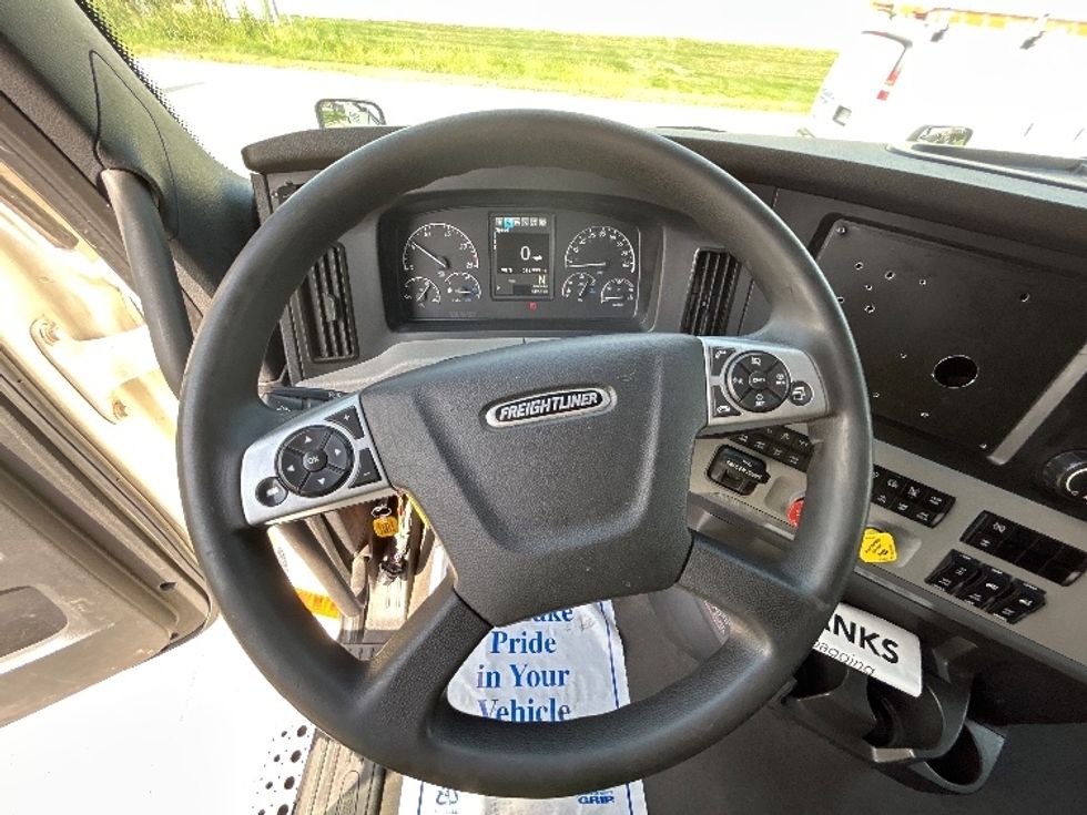 Sleeper Tractor-Heavy Duty Tractors-Freightliner-2021-T12664ST-Capitol Heights-MD-616,904\n\t\tmiles-$ 52,250 - Image 11