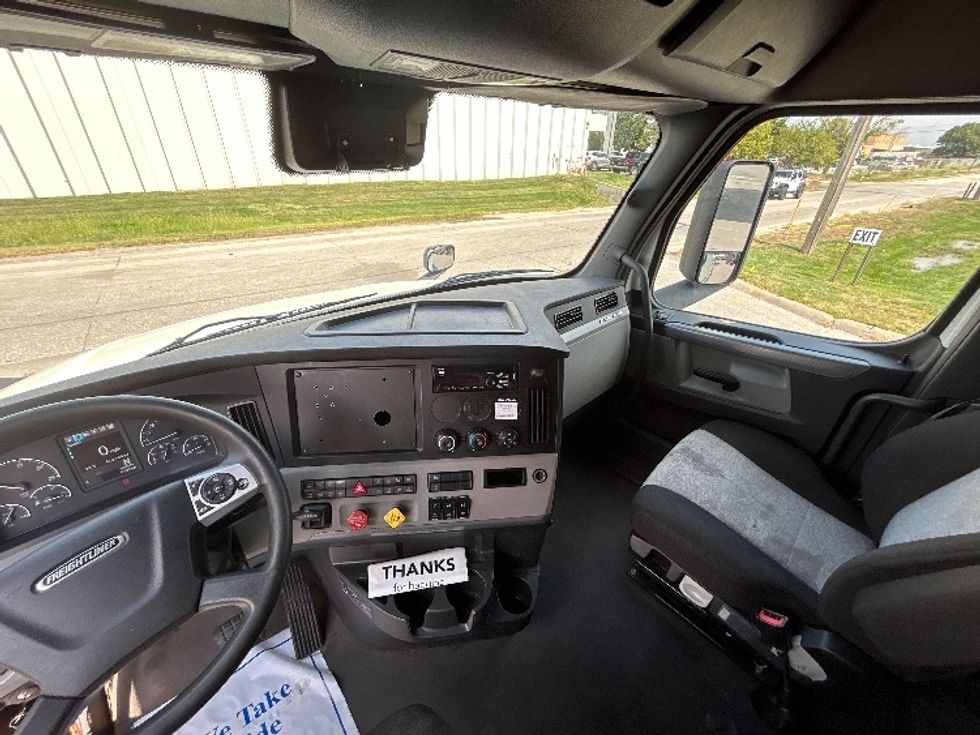 Sleeper Tractor-Heavy Duty Tractors-Freightliner-2021-T12664ST-Capitol Heights-MD-616,904\n\t\tmiles-$ 52,250 - Image 12