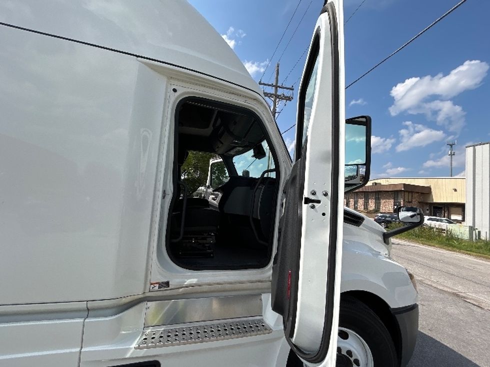 Sleeper Tractor-Heavy Duty Tractors-Freightliner-2021-T12664ST-Capitol Heights-MD-616,904\n\t\tmiles-$ 52,250 - Image 13