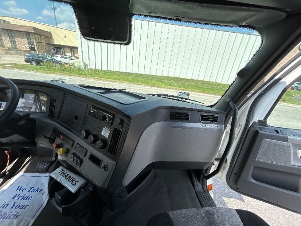 Sleeper Tractor-Heavy Duty Tractors-Freightliner-2021-T12664ST-Capitol Heights-MD-616,904\n\t\tmiles-$ 52,250 - Image 14