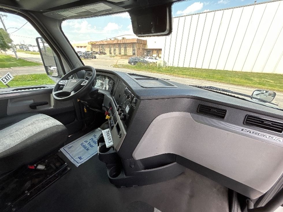 Sleeper Tractor-Heavy Duty Tractors-Freightliner-2021-T12664ST-Capitol Heights-MD-616,904\n\t\tmiles-$ 52,250 - Image 15