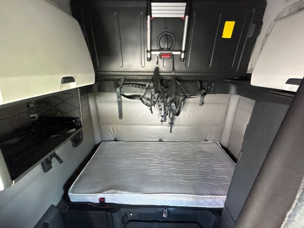 Sleeper Tractor-Heavy Duty Tractors-Freightliner-2021-T12664ST-Capitol Heights-MD-616,904\n\t\tmiles-$ 52,250 - Image 16