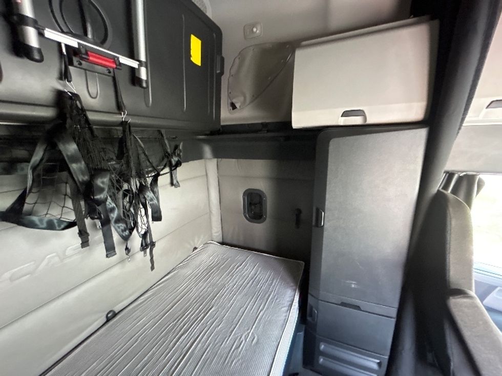 Sleeper Tractor-Heavy Duty Tractors-Freightliner-2021-T12664ST-Capitol Heights-MD-616,904\n\t\tmiles-$ 52,250 - Image 18