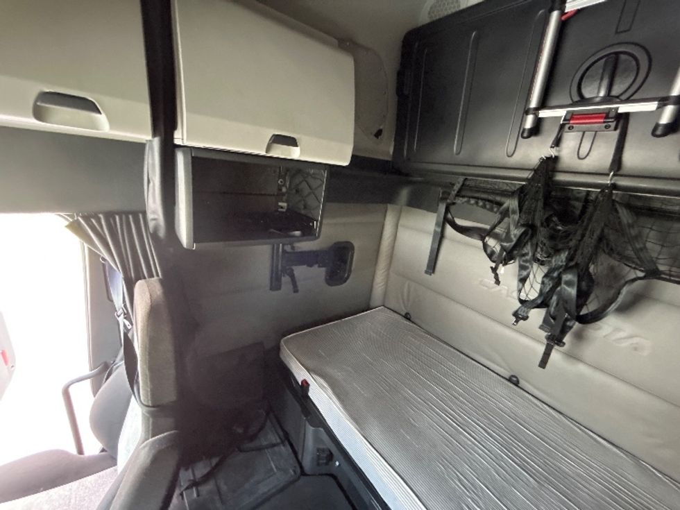 Sleeper Tractor-Heavy Duty Tractors-Freightliner-2021-T12664ST-Capitol Heights-MD-616,904\n\t\tmiles-$ 52,250 - Image 19