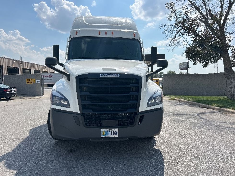 Sleeper Tractor-Heavy Duty Tractors-Freightliner-2021-T12664ST-Capitol Heights-MD-616,904\n\t\tmiles-$ 52,250 - Image 2