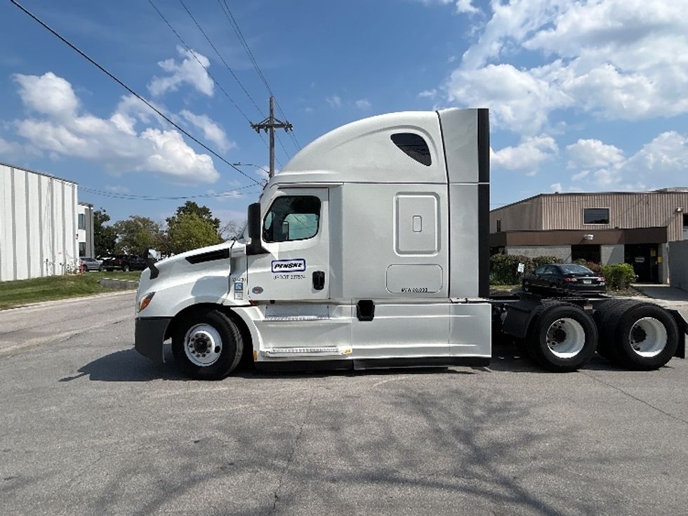Sleeper Tractor-Heavy Duty Tractors-Freightliner-2021-T12664ST-Capitol Heights-MD-616,904\n\t\tmiles-$ 52,250 - Image 4