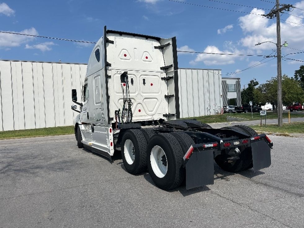 Sleeper Tractor-Heavy Duty Tractors-Freightliner-2021-T12664ST-Capitol Heights-MD-616,904\n\t\tmiles-$ 52,250 - Image 5