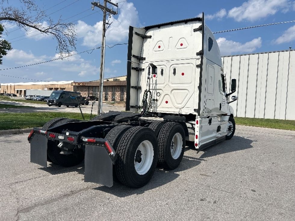 Sleeper Tractor-Heavy Duty Tractors-Freightliner-2021-T12664ST-Capitol Heights-MD-616,904\n\t\tmiles-$ 52,250 - Image 7