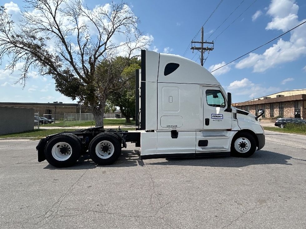 Sleeper Tractor-Heavy Duty Tractors-Freightliner-2021-T12664ST-Capitol Heights-MD-616,904\n\t\tmiles-$ 52,250 - Image 8