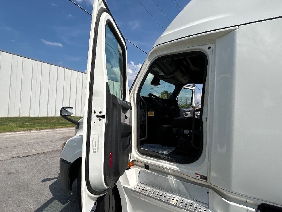 Sleeper Tractor-Heavy Duty Tractors-Freightliner-2021-T12664ST-Capitol Heights-MD-616,904\n\t\tmiles-$ 52,250 - Image 9