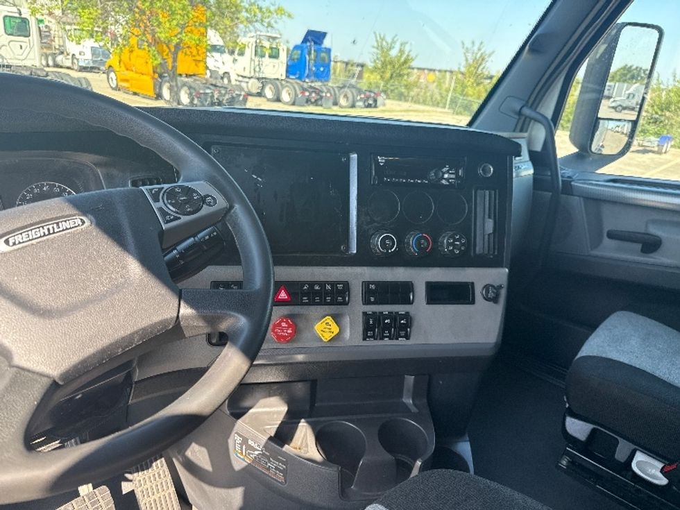 Sleeper Tractor-Heavy Duty Tractors-Freightliner-2021-T12664ST-Carrollton-TX-518,461\n\t\tmiles-$ 66,750 - Image 12