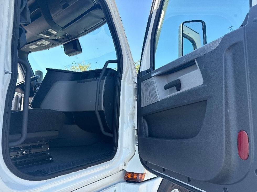 Sleeper Tractor-Heavy Duty Tractors-Freightliner-2021-T12664ST-Carrollton-TX-518,461\n\t\tmiles-$ 66,750 - Image 13