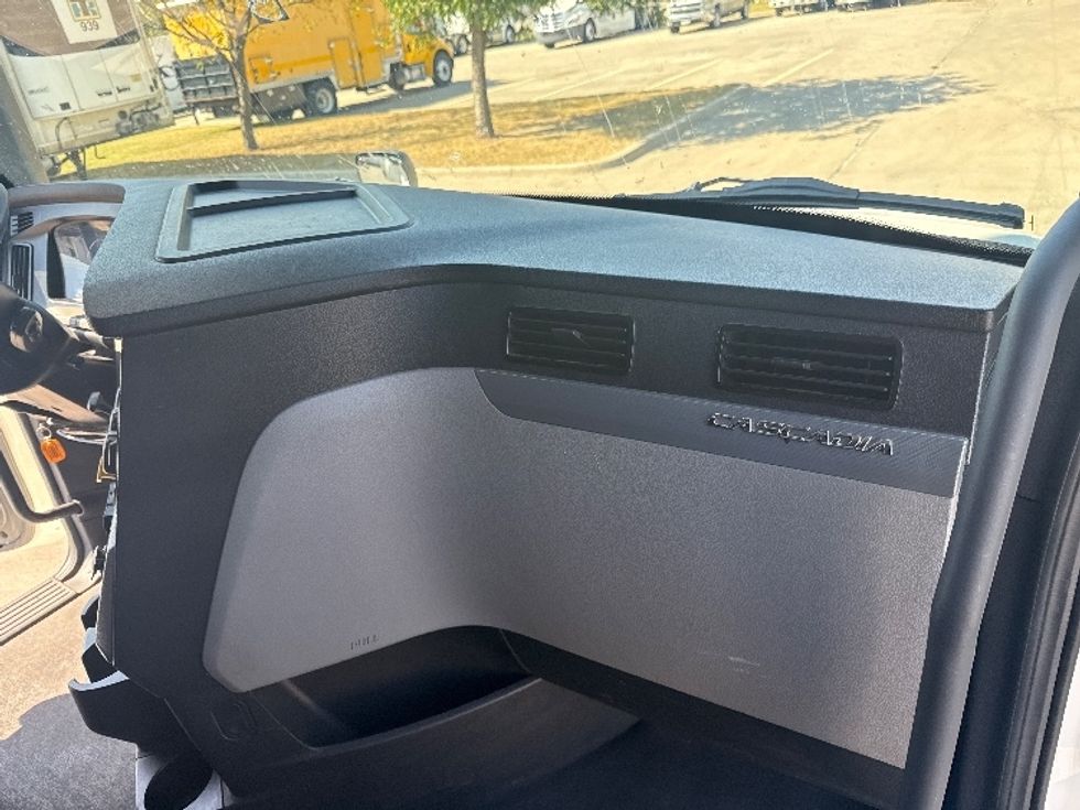 Sleeper Tractor-Heavy Duty Tractors-Freightliner-2021-T12664ST-Carrollton-TX-518,461\n\t\tmiles-$ 66,750 - Image 14