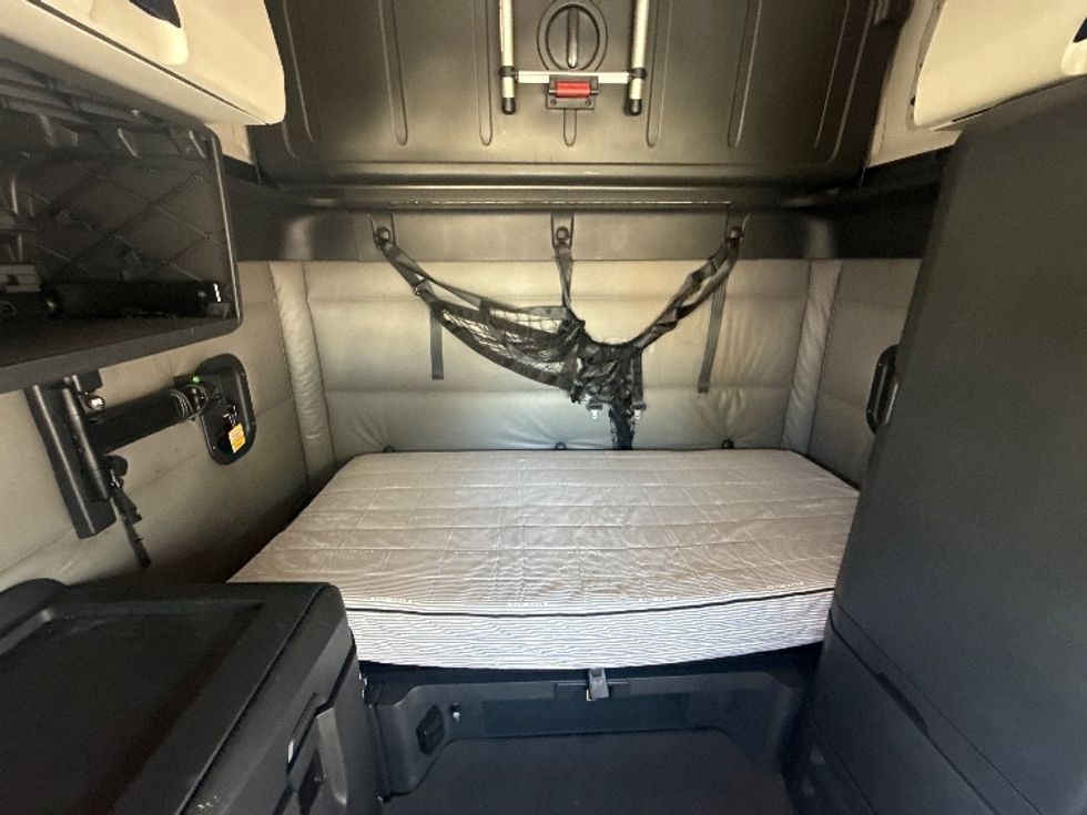 Sleeper Tractor-Heavy Duty Tractors-Freightliner-2021-T12664ST-Carrollton-TX-518,461\n\t\tmiles-$ 66,750 - Image 16