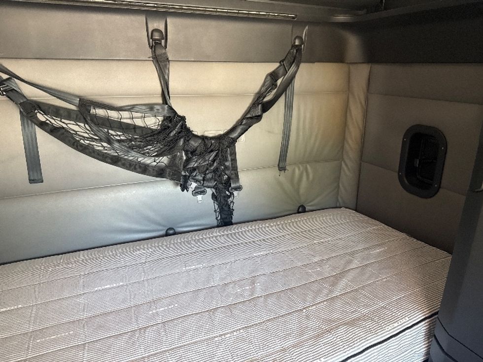 Sleeper Tractor-Heavy Duty Tractors-Freightliner-2021-T12664ST-Carrollton-TX-518,461\n\t\tmiles-$ 66,750 - Image 17