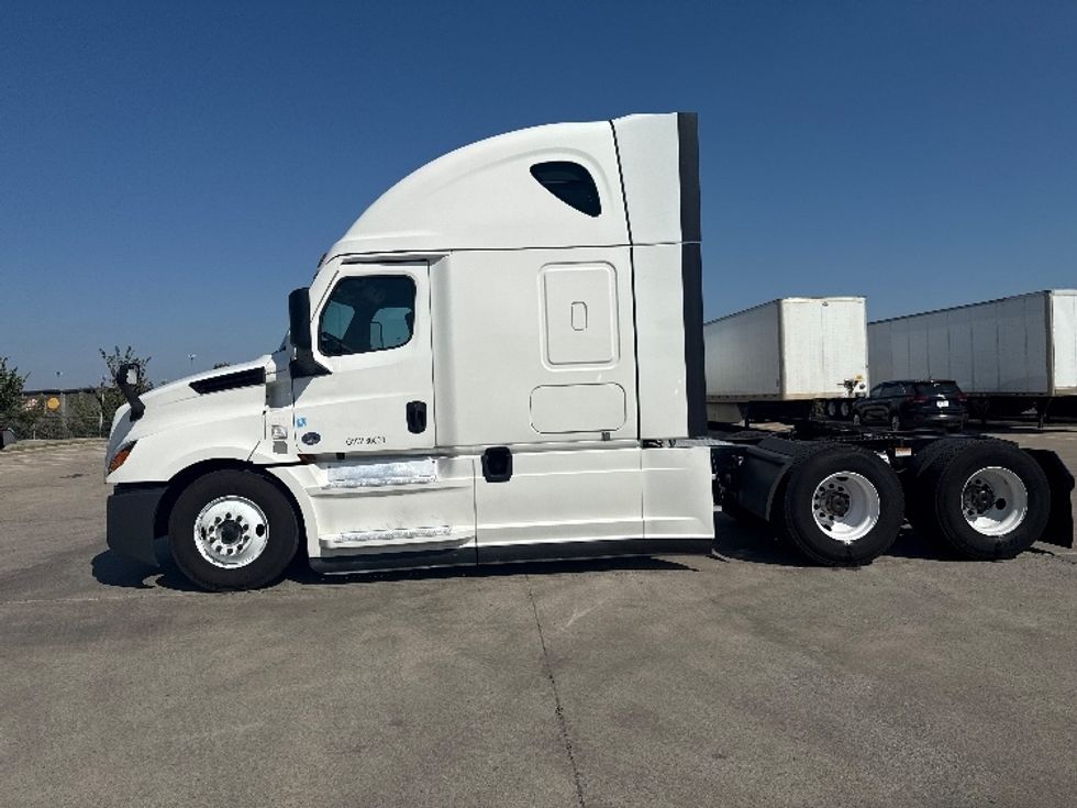 Sleeper Tractor-Heavy Duty Tractors-Freightliner-2021-T12664ST-Carrollton-TX-518,461\n\t\tmiles-$ 66,750 - Image 4