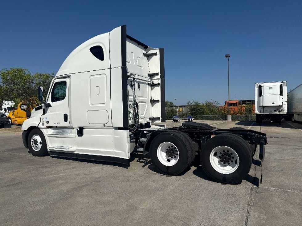 Sleeper Tractor-Heavy Duty Tractors-Freightliner-2021-T12664ST-Carrollton-TX-518,461\n\t\tmiles-$ 66,750 - Image 5