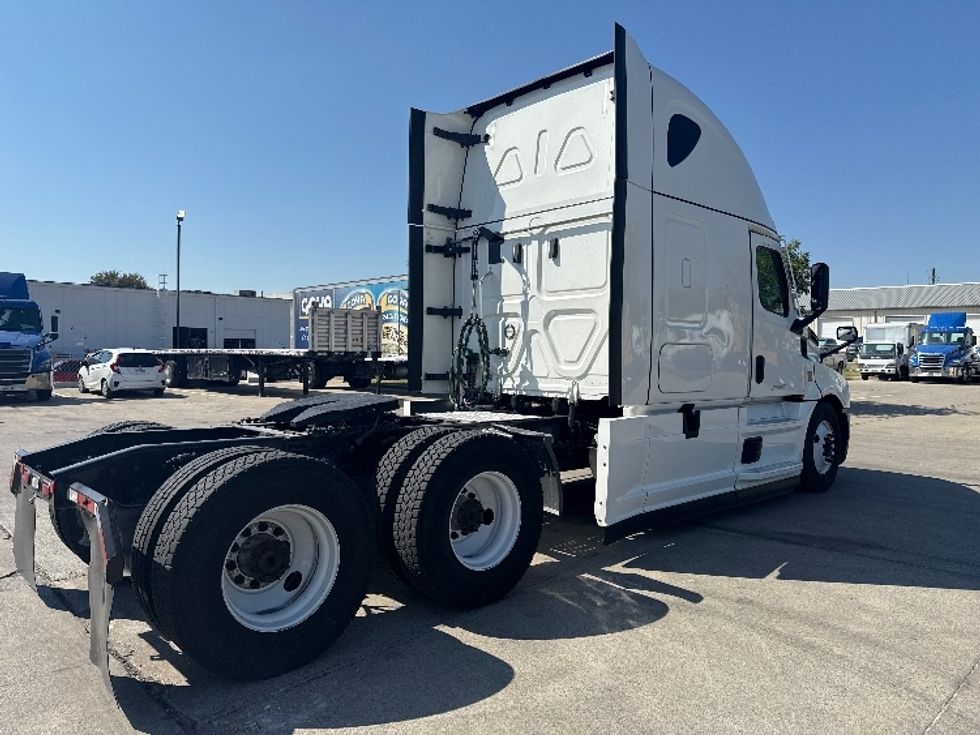 Sleeper Tractor-Heavy Duty Tractors-Freightliner-2021-T12664ST-Carrollton-TX-518,461\n\t\tmiles-$ 66,750 - Image 7
