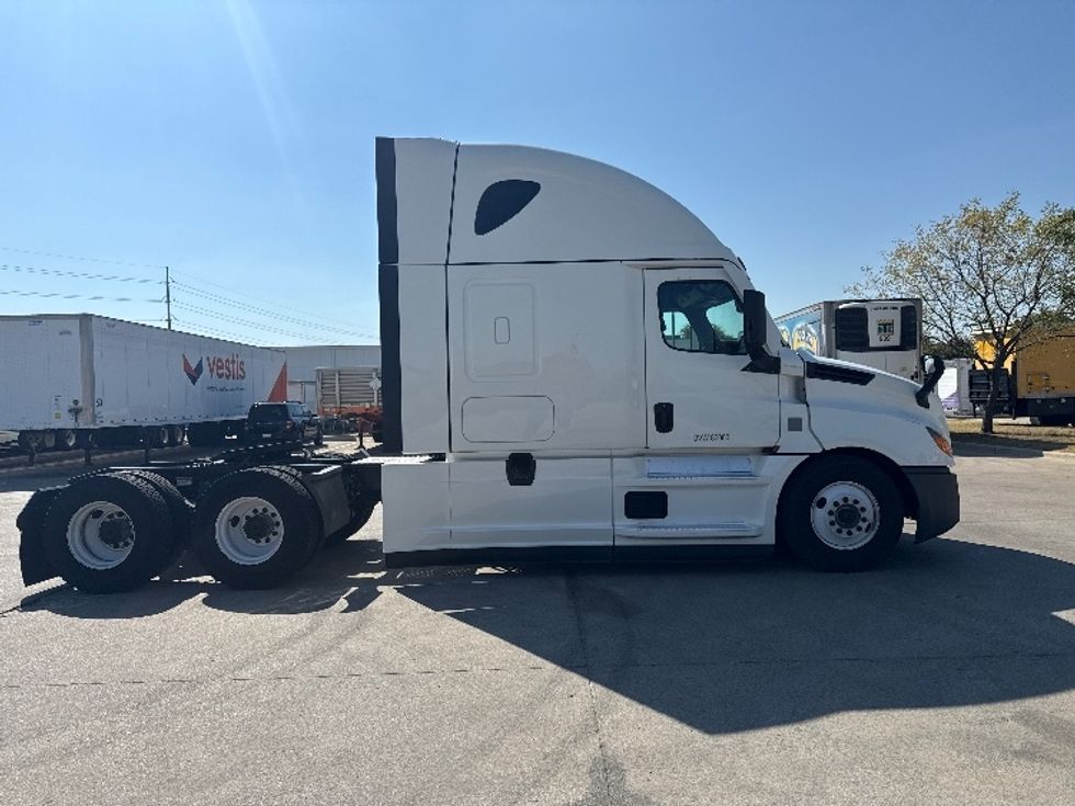 Sleeper Tractor-Heavy Duty Tractors-Freightliner-2021-T12664ST-Carrollton-TX-518,461\n\t\tmiles-$ 66,750 - Image 8