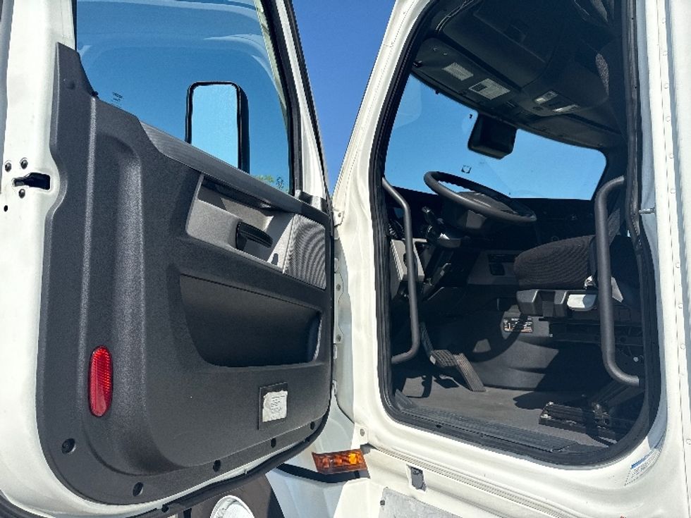 Sleeper Tractor-Heavy Duty Tractors-Freightliner-2021-T12664ST-Carrollton-TX-518,461\n\t\tmiles-$ 66,750 - Image 9