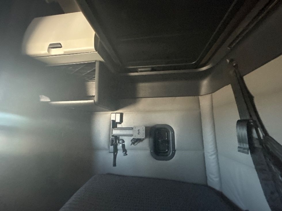 Sleeper Tractor-Heavy Duty Tractors-Freightliner-2021-T12664ST-Carson-CA-544,746\n\t\tmiles-$ 64,250 - Image 19