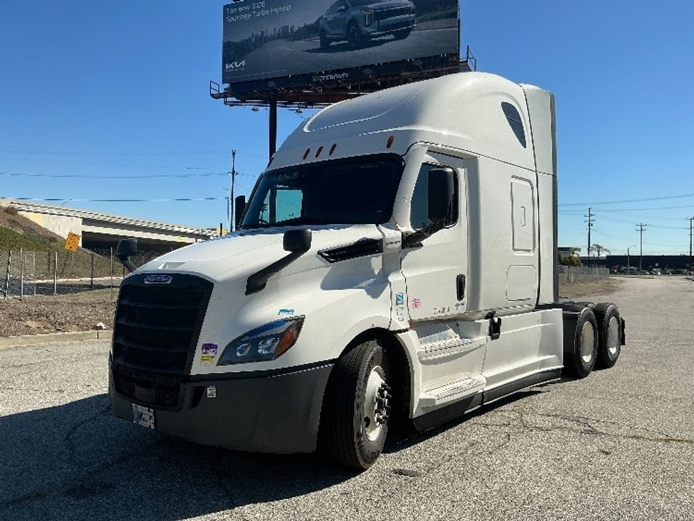 Sleeper Tractor-Heavy Duty Tractors-Freightliner-2021-T12664ST-Carson-CA-544,746\n\t\tmiles-$ 64,250 - Image 3