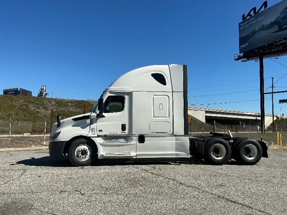 Sleeper Tractor-Heavy Duty Tractors-Freightliner-2021-T12664ST-Carson-CA-544,746\n\t\tmiles-$ 64,250 - Image 4