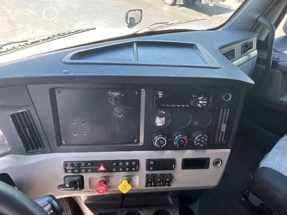 Sleeper Tractor-Heavy Duty Tractors-Freightliner-2021-T12664ST-Carson-CA-558,666\n\t\tmiles-$ 65,250 - Image 12