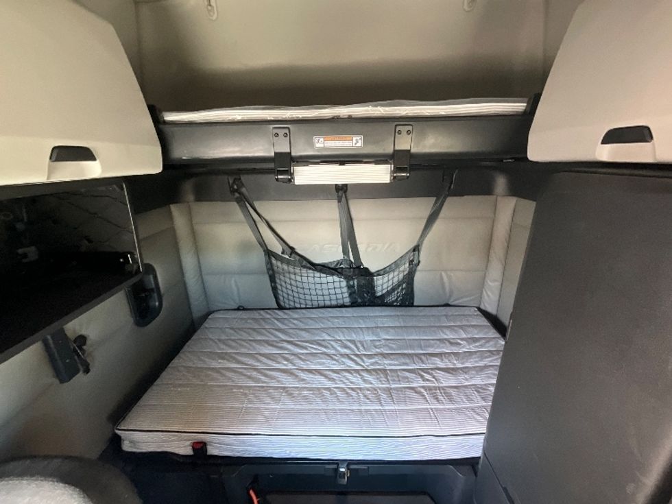 Sleeper Tractor-Heavy Duty Tractors-Freightliner-2021-T12664ST-Carson-CA-558,666\n\t\tmiles-$ 65,250 - Image 16