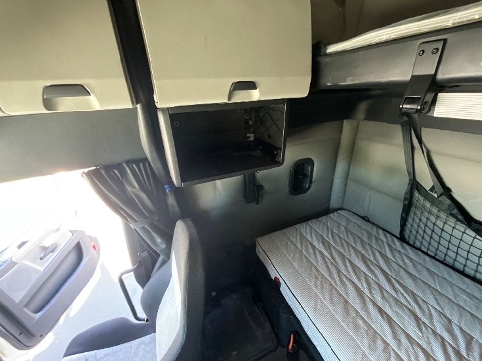 Sleeper Tractor-Heavy Duty Tractors-Freightliner-2021-T12664ST-Carson-CA-558,666\n\t\tmiles-$ 65,250 - Image 19