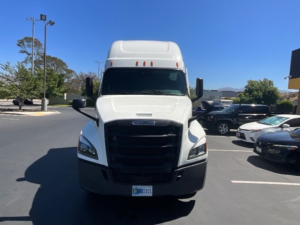 Sleeper Tractor-Heavy Duty Tractors-Freightliner-2021-T12664ST-Carson-CA-558,666\n\t\tmiles-$ 65,250 - Image 2