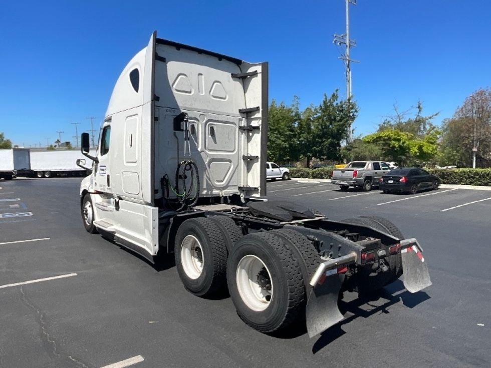 Sleeper Tractor-Heavy Duty Tractors-Freightliner-2021-T12664ST-Carson-CA-558,666\n\t\tmiles-$ 65,250 - Image 5