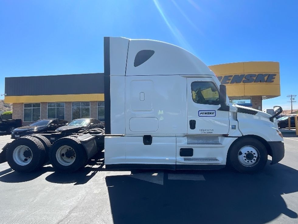 Sleeper Tractor-Heavy Duty Tractors-Freightliner-2021-T12664ST-Carson-CA-558,666\n\t\tmiles-$ 65,250 - Image 8