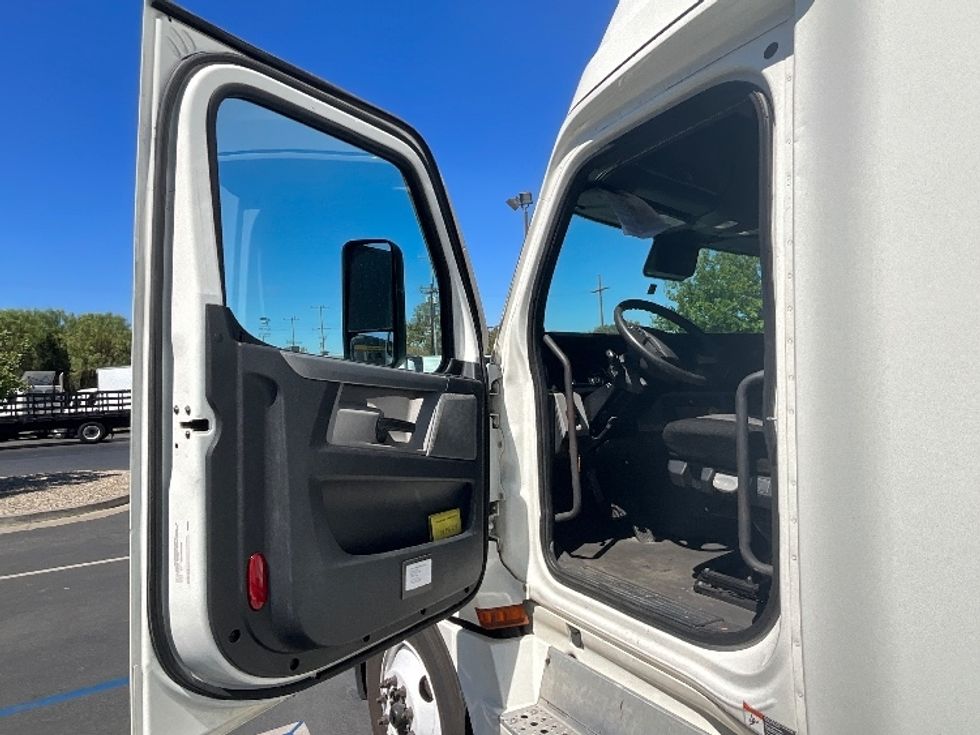 Sleeper Tractor-Heavy Duty Tractors-Freightliner-2021-T12664ST-Carson-CA-558,666\n\t\tmiles-$ 65,250 - Image 9