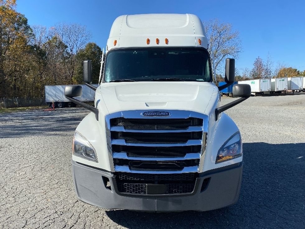 2021 Freightliner Cascadia 126" Sleeper Cab photo 2