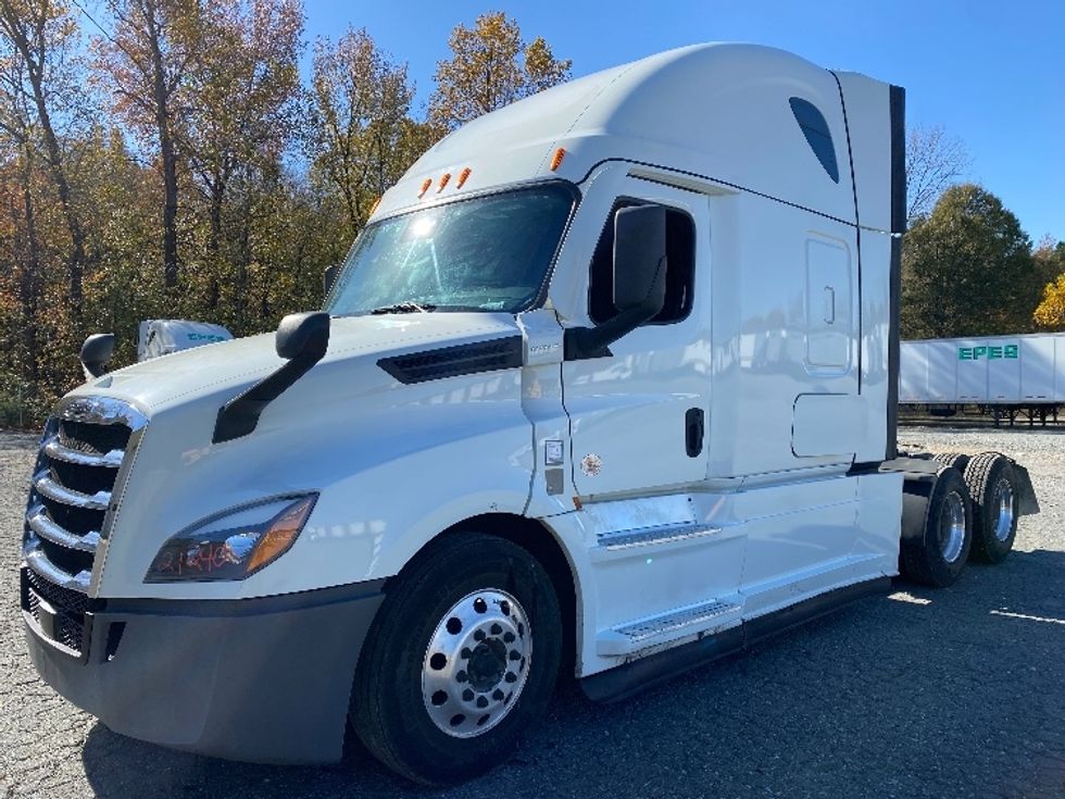 2021 Freightliner Cascadia 126" Sleeper Cab photo 3