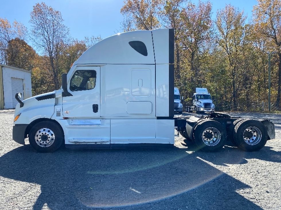 2021 Freightliner Cascadia 126" Sleeper Cab photo 4