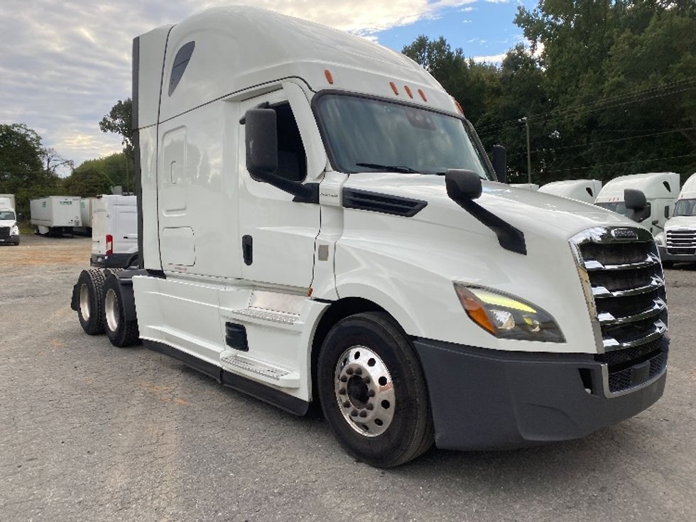 Sleeper Tractor-Heavy Duty Tractors-Freightliner-2021-T12664ST-Charlotte-NC-310,747\n\t\tmiles-$ 81,750 - Image 1