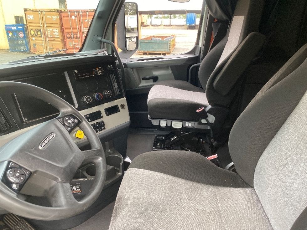 Sleeper Tractor-Heavy Duty Tractors-Freightliner-2021-T12664ST-Charlotte-NC-310,747\n\t\tmiles-$ 81,750 - Image 10