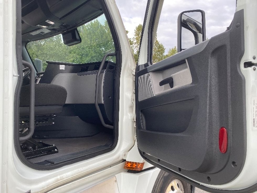 Sleeper Tractor-Heavy Duty Tractors-Freightliner-2021-T12664ST-Charlotte-NC-310,747\n\t\tmiles-$ 81,750 - Image 13