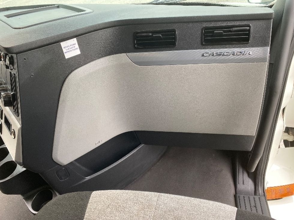 Sleeper Tractor-Heavy Duty Tractors-Freightliner-2021-T12664ST-Charlotte-NC-310,747\n\t\tmiles-$ 81,750 - Image 14