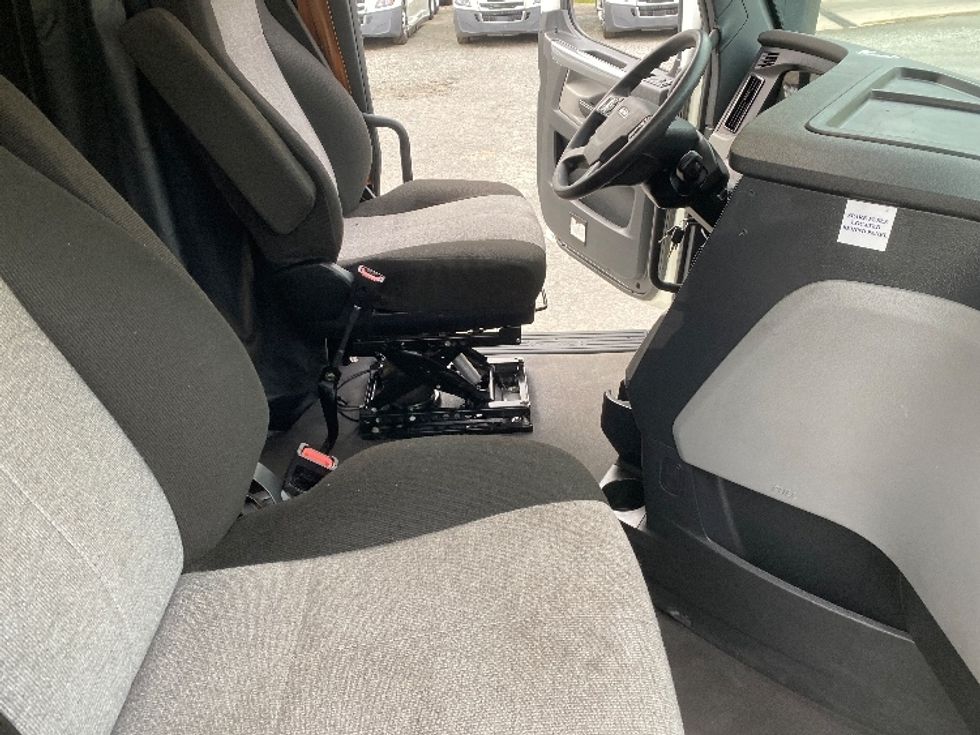 Sleeper Tractor-Heavy Duty Tractors-Freightliner-2021-T12664ST-Charlotte-NC-310,747\n\t\tmiles-$ 81,750 - Image 15