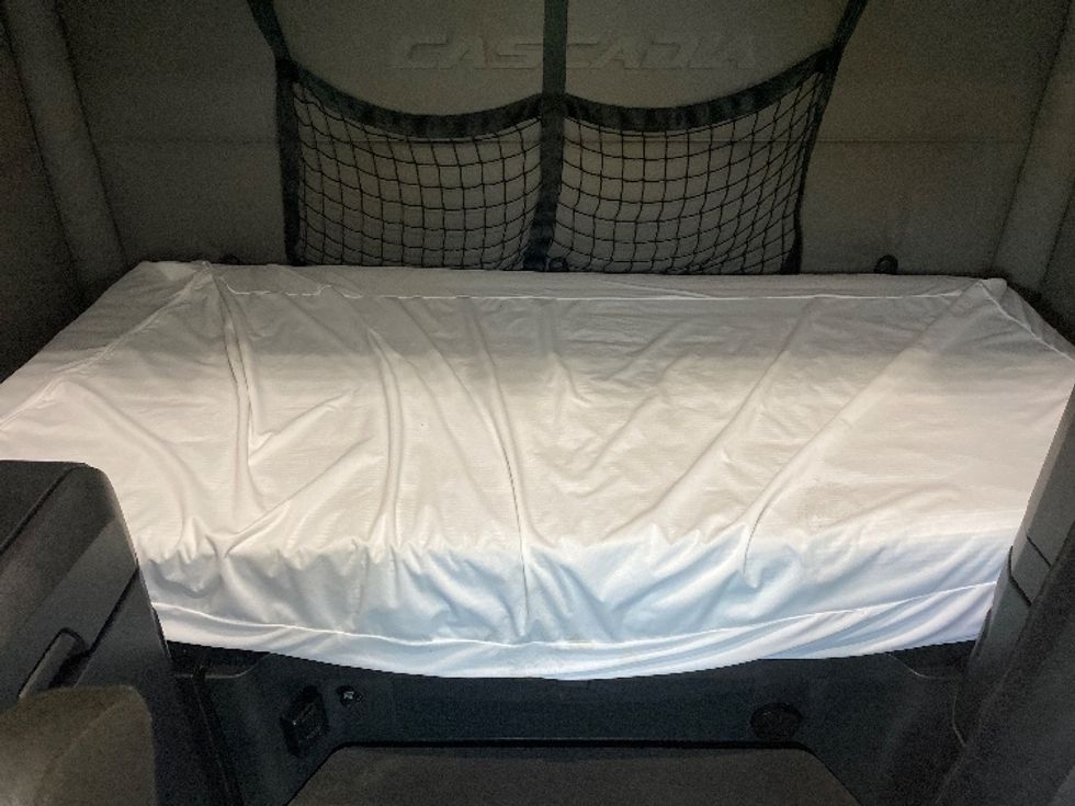 Sleeper Tractor-Heavy Duty Tractors-Freightliner-2021-T12664ST-Charlotte-NC-310,747\n\t\tmiles-$ 81,750 - Image 16